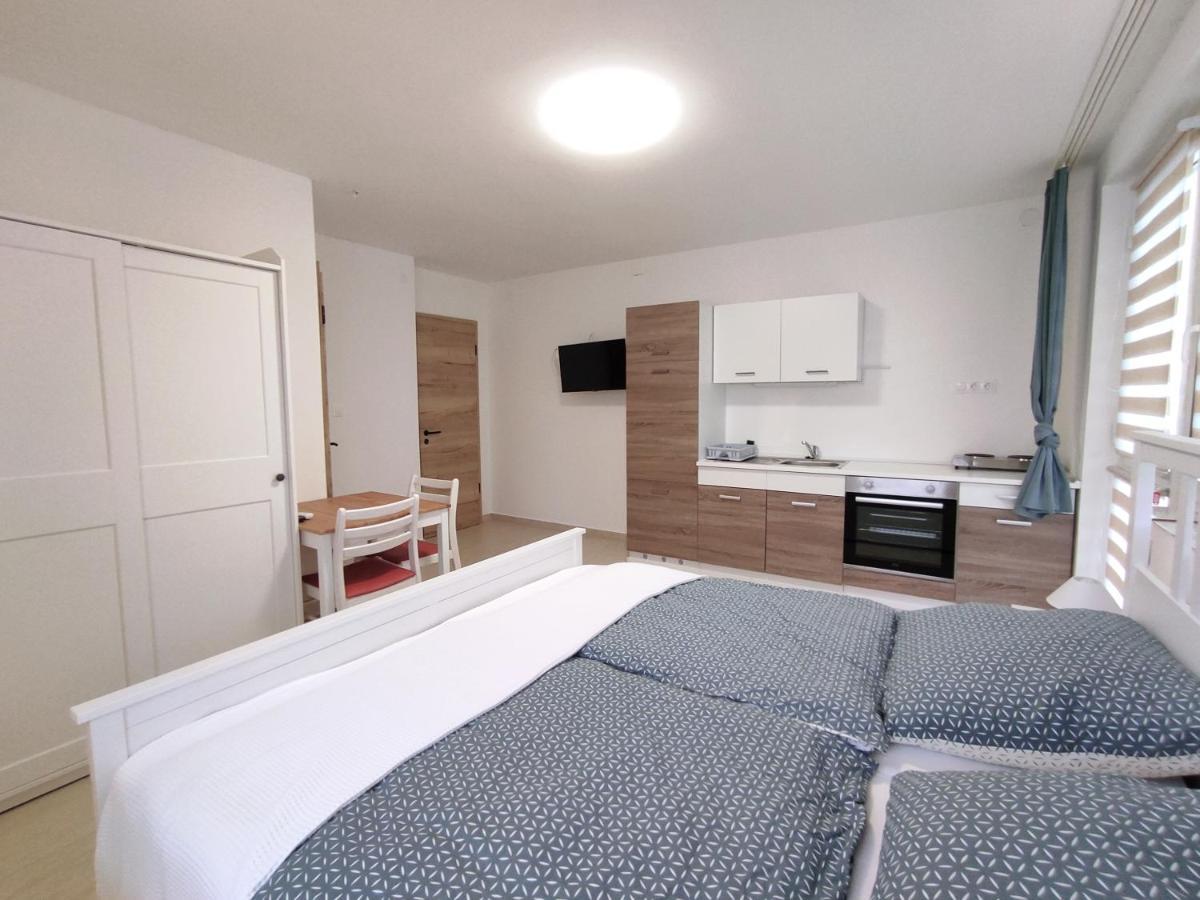 Szandra Apartmanház Gyenesdiás Exterior foto